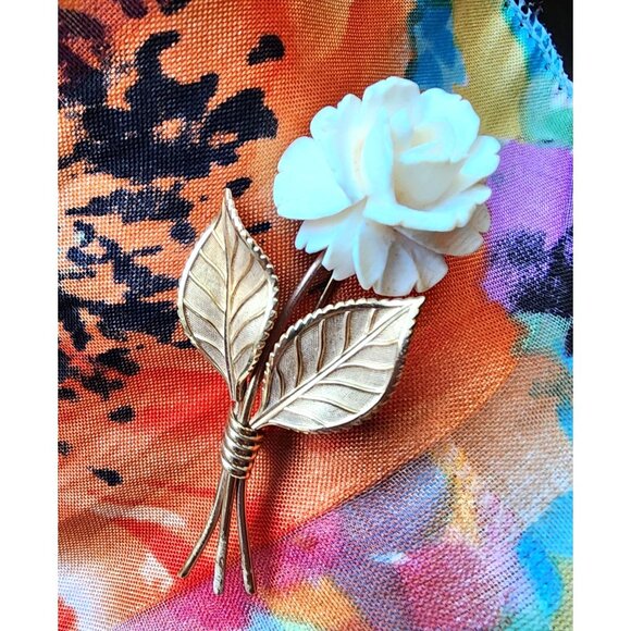Exquisitely Detailed Vintage Creamy Celluloid Rose Brooch With Gold Tone Leaves - Picture 2 of 6